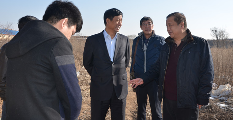 實(shí)地察看車(chē)站北街的斷頭路。.jpg